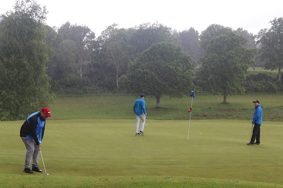 Tre golfspelare i oväder