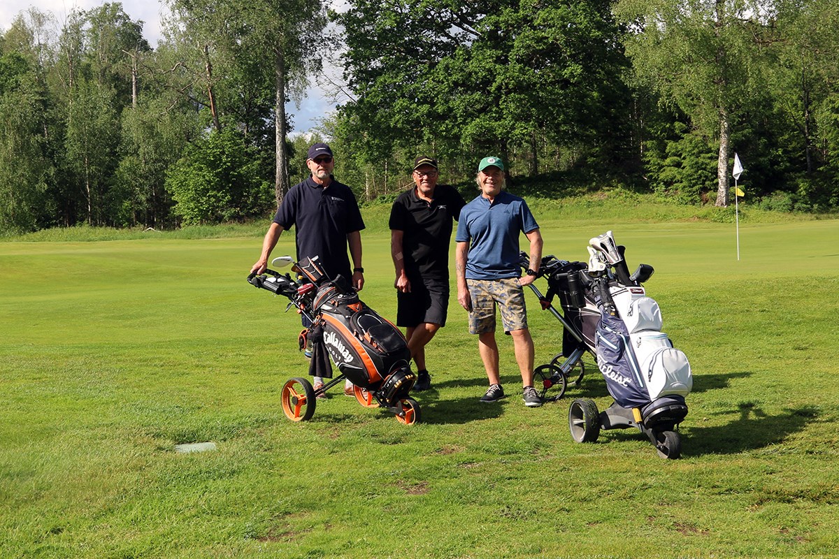 Tre golfspelare poserar