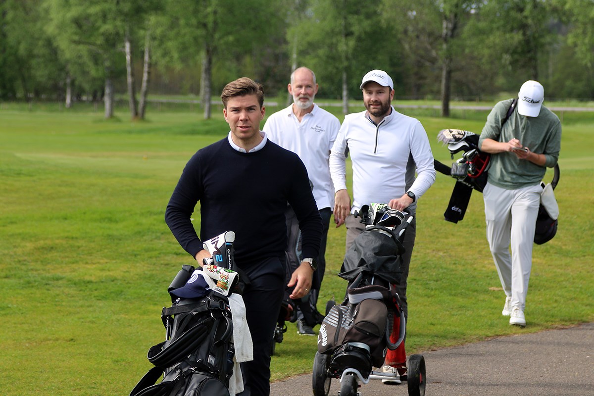 Fyra golfare på väg mot nästa hål