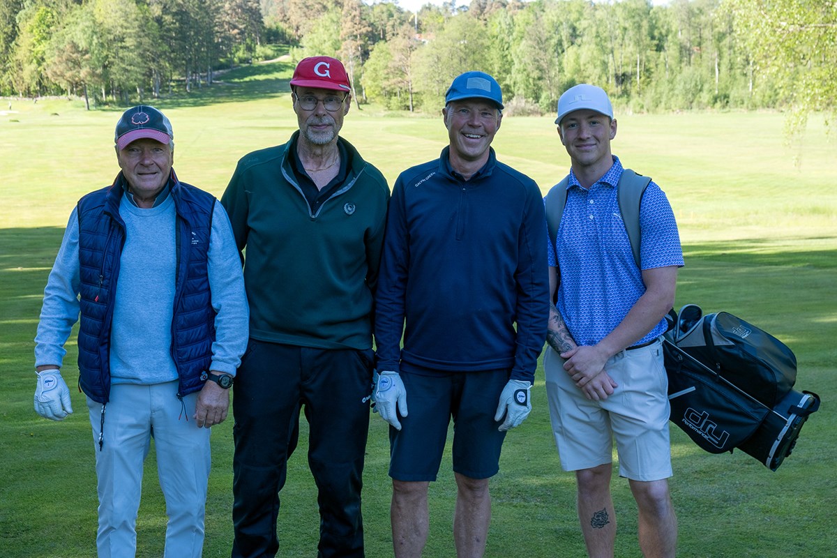 Fyra golfspelare uppställda framför kameran. Alla klädda i keps.