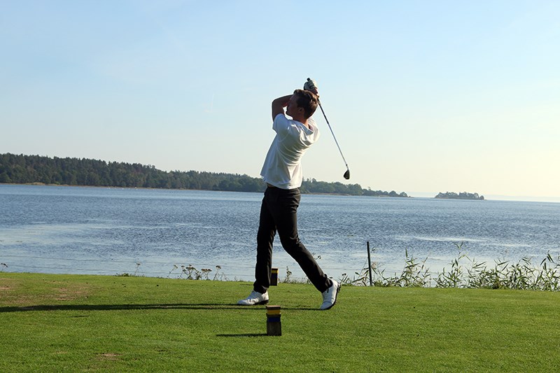 Utmärkt väder på banan Golfspelare svingar klubban