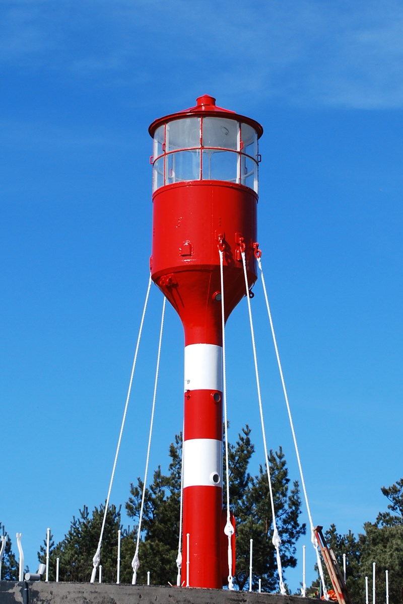 Fyrlanternin från fyrskeppet Svinbådan, mot blå himmel.