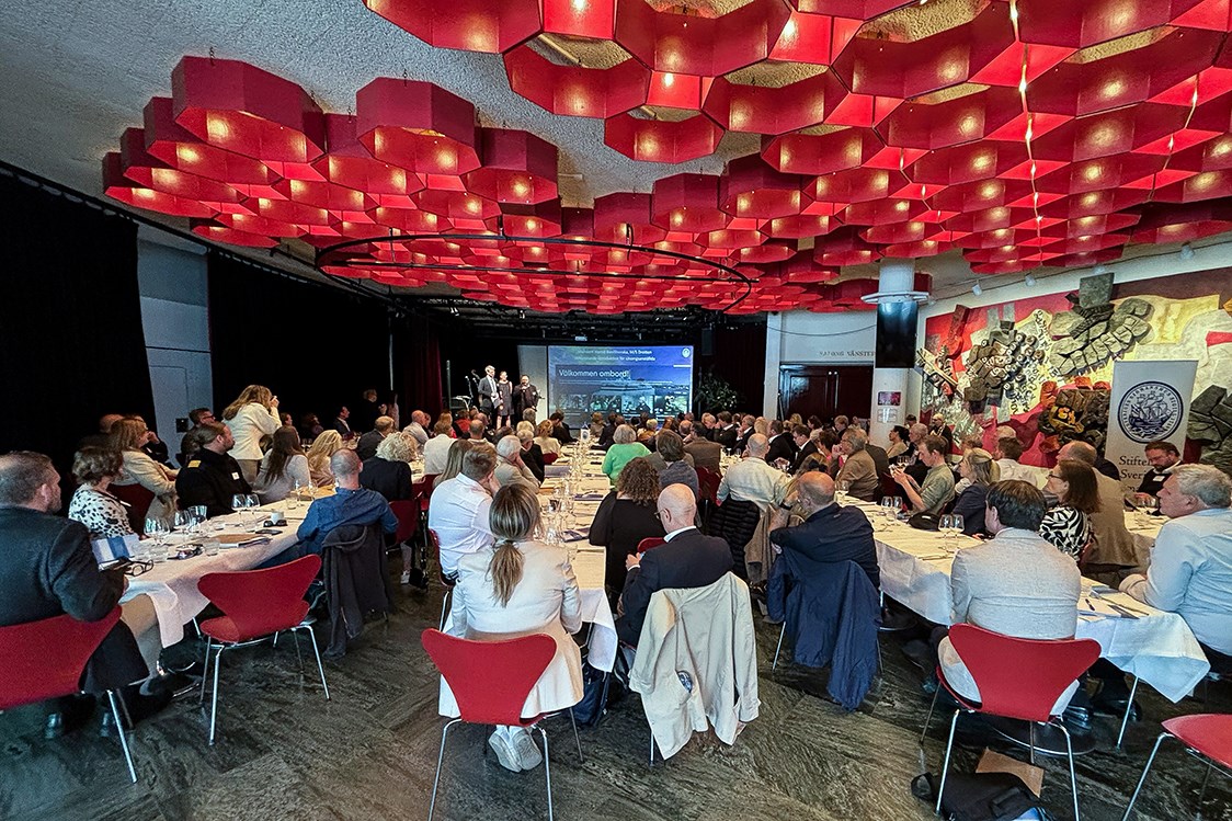 Vid foajéscenen på Helsingborgs Stadsteater samlades belönade och branschrepresentanter, för den årliga belöningshögtiden. Personer som sitter vid dukade bord och tittar mot en scen