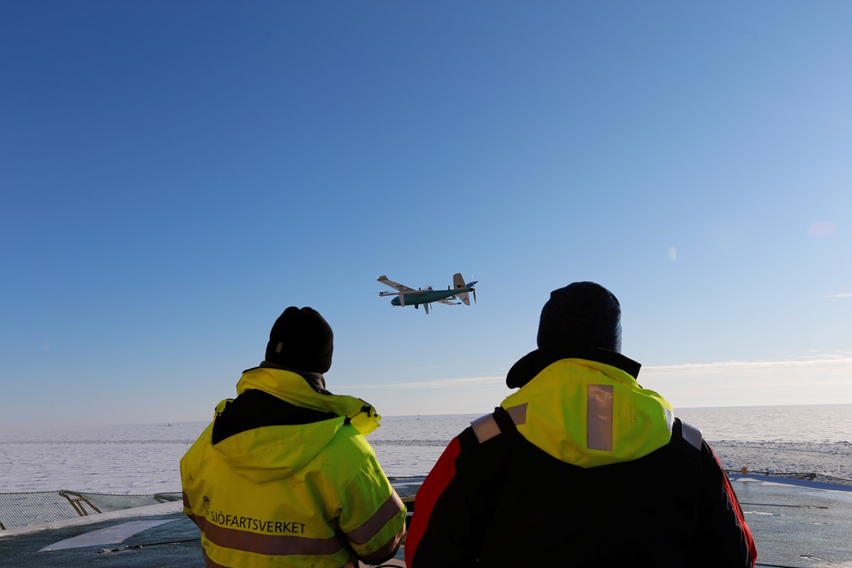 Tester med drönarsystem från Atle Foto: Emelie Tingström Två besättningsmedlemmar tittar på en flygande drönare